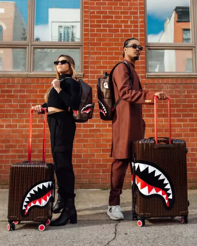 BAGAJ DE MÂNĂ FRENZY SHARKS SHARKNAUTICS HARDSHELL BAGAJ DE MÂNĂ FRENZY SHARKS SHARKNAUTICS HARDSHELL