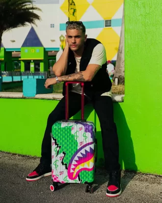 Bagaj de mână rigid SHARKNAUTICS în culorile TECHNICOLOR, de vis