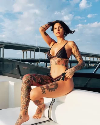 BIKINI CU MODEL DE BANI LA  MIEZUL NOPȚII