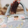 GEANTĂ MINI DUFFLE ELEGANTĂ CU ENERGIE, A.I. AFRICAN INTELLIGENCE – COLABORARE SANDFLOWER GEANTĂ MINI DUFFLE ELEGANTĂ CU ENERGIE, A.I. AFRICAN INTELLIGENCE – COLABORARE SANDFLOWER