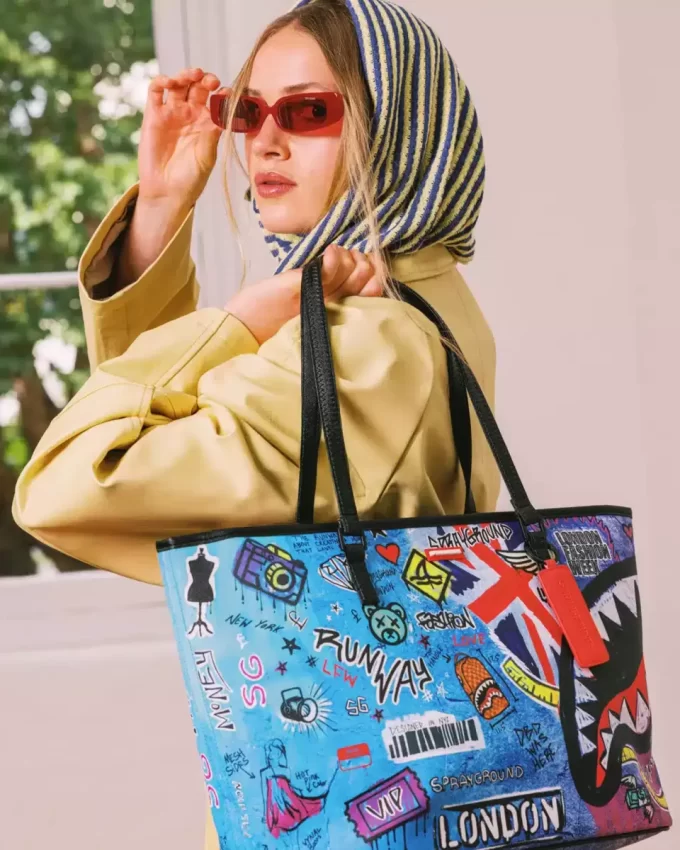 GEANTĂ TOTE PREGĂTITĂ PENTRU SĂPTĂMÂNA MODEI DE LA LONDRA GEANTĂ TOTE PREGĂTITĂ PENTRU SĂPTĂMÂNA MODEI DE LA LONDRA
