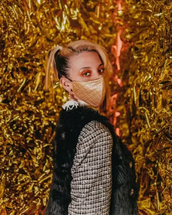 MASCA DE FAȚĂ VEGANĂ DIN PIELE CU MODEL DE BANI DE AUR
