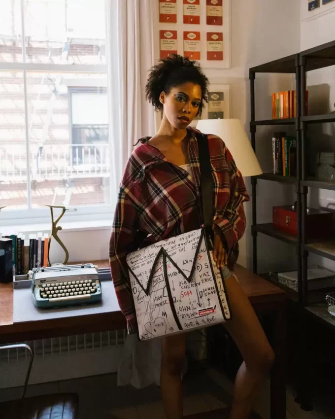 OFICIAL BASQUIAT FĂRĂ TITLU (FLORICELE DE PORUMB CU BRÂNZĂ) 1983 SLING MESSENGER OFICIAL BASQUIAT FĂRĂ TITLU (FLORICELE DE PORUMB CU BRÂNZĂ) 1983 SLING MESSENGER