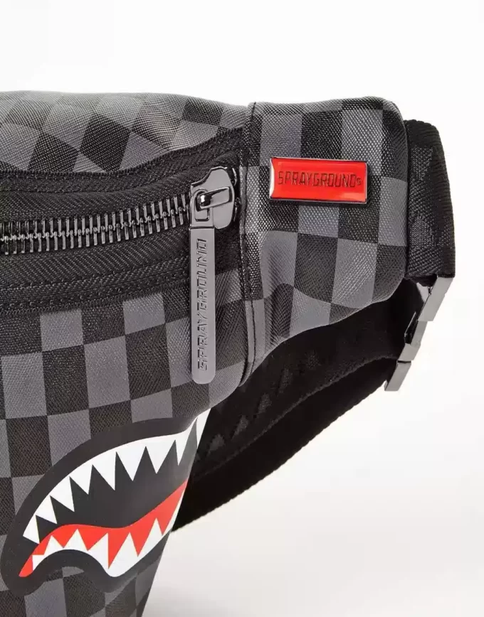 RECHINI ÎN PARIS (EDIȚIE NEGRĂ ÎN CAROURI) GEANTĂ CROSSBODY RECHINI ÎN PARIS (EDIȚIE NEGRĂ ÎN CAROURI) GEANTĂ CROSSBODY