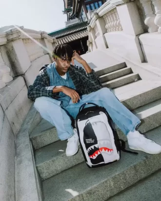 RUCSAC BAG ON BAG OPTICAL ILLUSION SHARKS IN PARIS