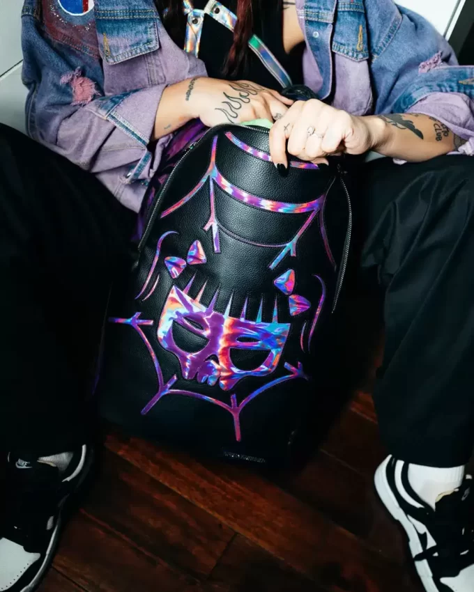 RUCSAC CAZZU IRIDESCENT CUT & SEW CU CRANI DE PĂIANJEN ȘI RECHIN (DLXV) RUCSAC CAZZU IRIDESCENT CUT & SEW CU CRANI DE PĂIANJEN ȘI RECHIN (DLXV)