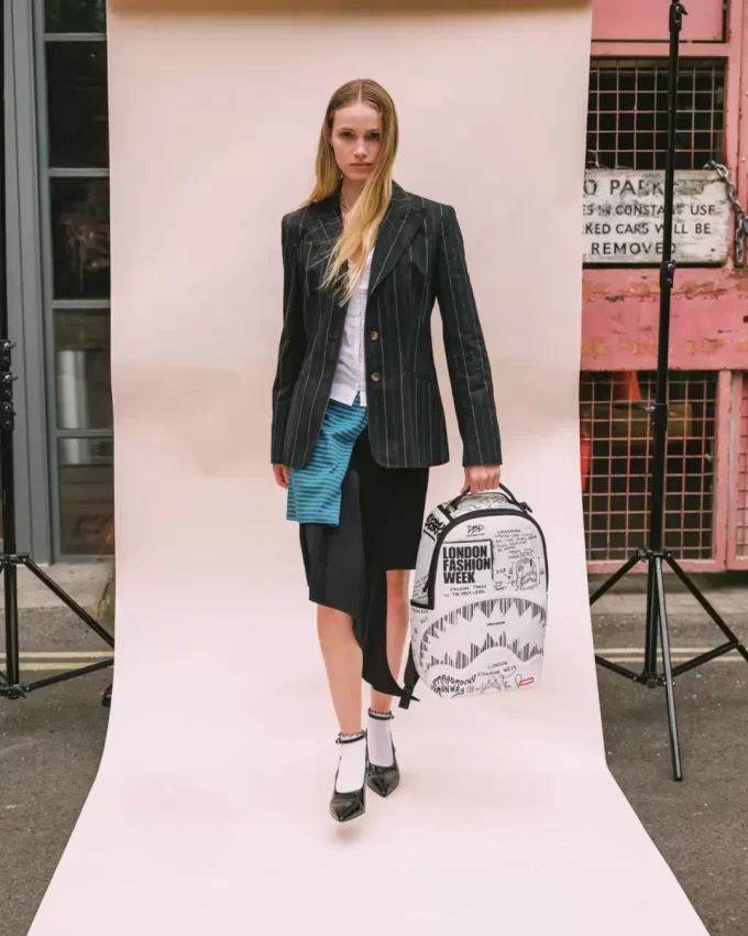 RUCSAC DESIGNER DREAMS DE LA SĂPTĂMÂNA MODEI DE LA LONDRA RUCSAC DESIGNER DREAMS DE LA SĂPTĂMÂNA MODEI DE LA LONDRA