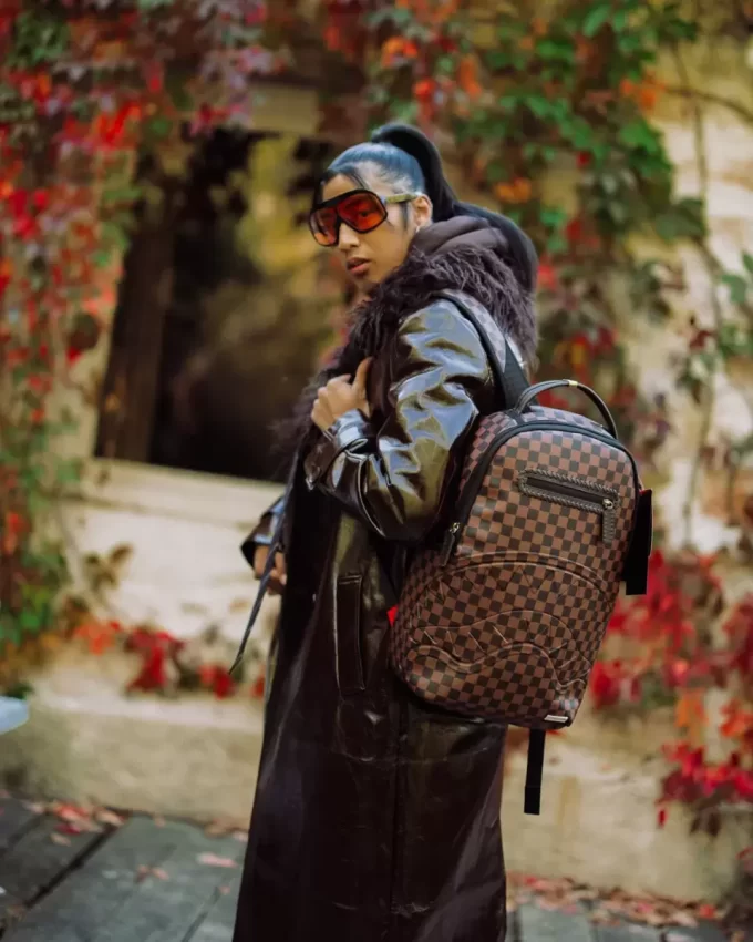 RUCSAC DIN PARIS CU DRAG DLXSV RUCSAC DIN PARIS CU DRAG DLXSV