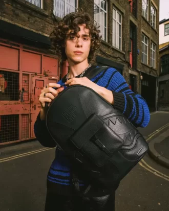 RUCSAC PREGĂTIT PENTRU COVORUL ROȘU DE LA SĂPTĂMÂNA MODEI DE LA LONDRA